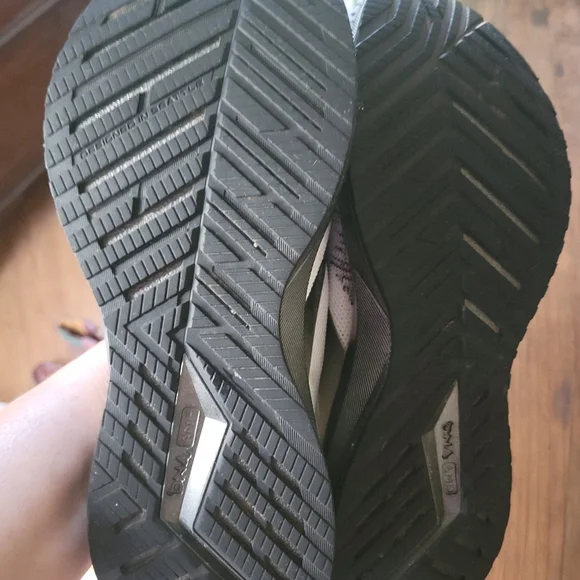 BROOKS TENNIS SHOES SIZE 9 - Picture 8 of 10